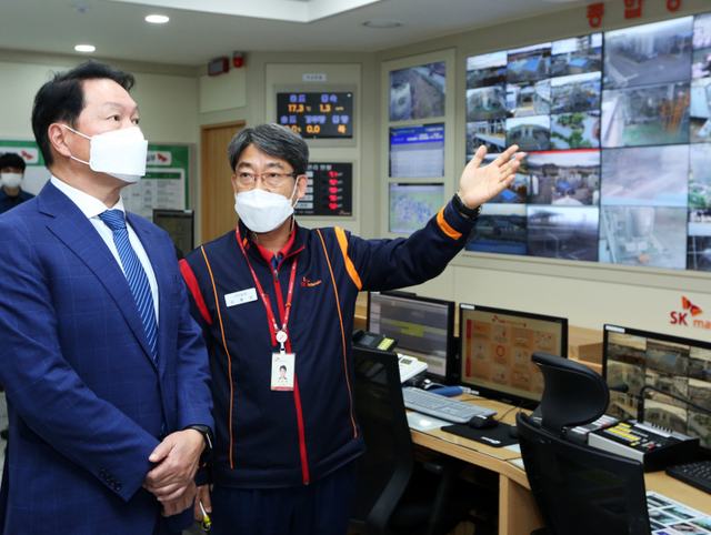 최태원(왼쪽) SK 회장이 30일 경북 영주 SK머티리얼즈 본사를 찾아 방재센터에서 관계자의 설명을 듣고있다. (제공: SK)