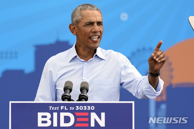 버락 오바마 전 미국 대통령이 27일(현지시간) 플로리다주 올랜도에서 조 바이든 민주당 대선 후보를 위한 드라이브-인 지원 유세를 하고 있다(출처: 뉴시스)