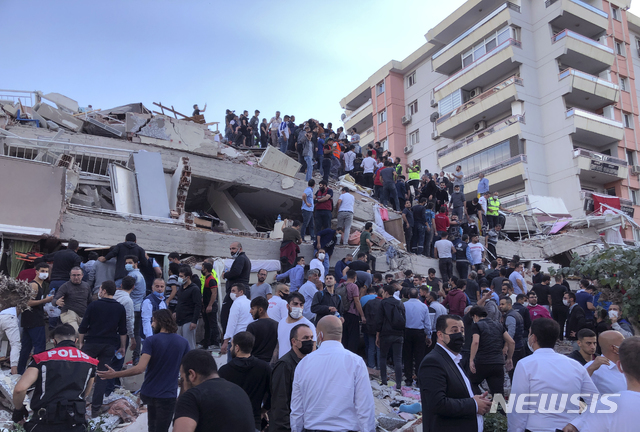 30일(현지시간) 터키 서부 항구 도시 이즈미르에서 에게해 규모 7.0 지진으로 건물이 붕괴해 구조팀이 인명 구출을 하고 있다. (이즈미르=AP/뉴시스)