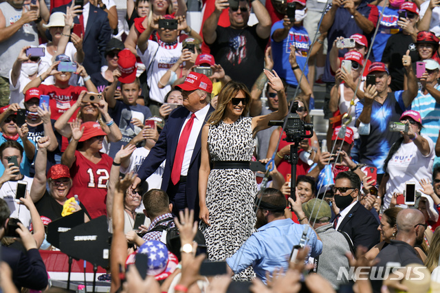 [탬파=AP/뉴시스]도널드 트럼프 미국 대통령과 부인 멜라니아 여사가 29일(현지시간) 미 플로리다주 탬파의 레이먼드 제임스 스타디움 주차장에서 열리는 선거 유세장에 도착해 지지자들에게 인사하고 있다.