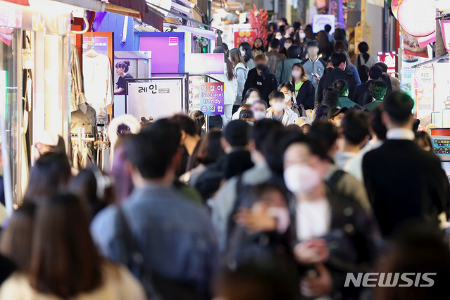 [서울=뉴시스] 핼러윈 데이인 31일 서울 마포구 홍대거리 일대가 시민들로 붐비고 있다.