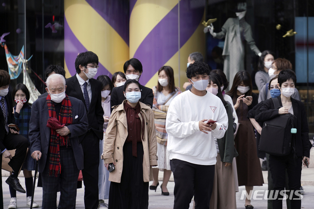 16일 일본 수도 도쿄의 긴자 거리를 신종 코로나바이러스 감염증(코로나19) 예방을 위해 마스크를 착용한 시민들이 걷고 있다(출처: 뉴시스)
