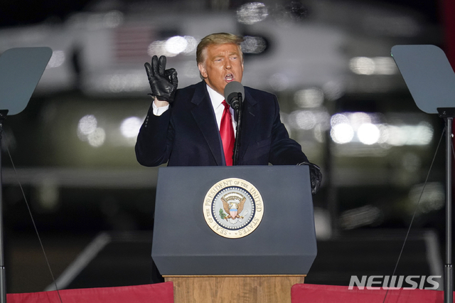 [버틀러카운티=AP/뉴시스] 도널드 트럼프 미국 대통령이 31일(현지시간) 펜실베이니아주 버틀러 카운티 지역 공항에서 유세를 펼치고 있다. 2020.11.01.