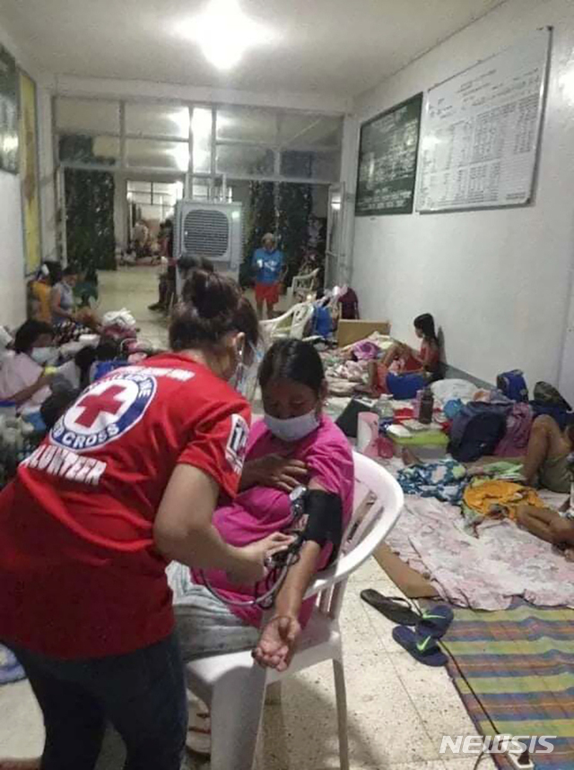 필리핀의 수퍼 태풍 고니로 11월 1일 (현지시간) 카탄두아네스주 임시대피소에 도착한 이재민들이 필리핀 적십자사 구호요원들로부터 건강진단을 받고 있다(출처: 뉴시스)
