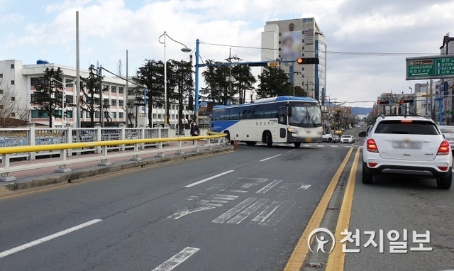 뒤벼리 방향에서 진양교로 오는 노선과 구 법원에서 칠암동 방면 노선이 만나는 사거리 지점. (제공: 진주시) ⓒ천지일보 2020.2.17