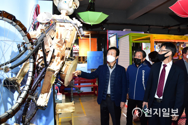 지난달 31일 오후 6시 진주시내 중앙광장로터리에서 열린 소규모 문화예술행사 ‘진주문화생활 36오(娛)’ 개막식에서 조규일 시장이 현장을 둘러보고 있다. (제공: 진주시) ⓒ천지일보 2020.11.2