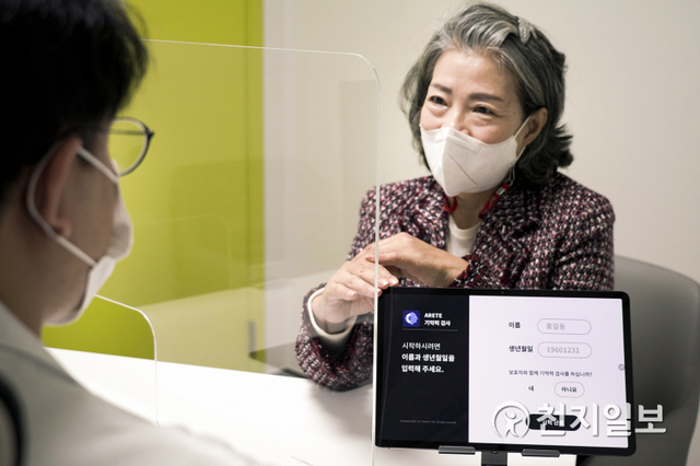 서울대학교 의과대학 의료진이 치매 선별 프로그램을 활용한 테스트를 진행하고 있다. (제공: SK텔레콤) ⓒ천지일보 2020.11.2