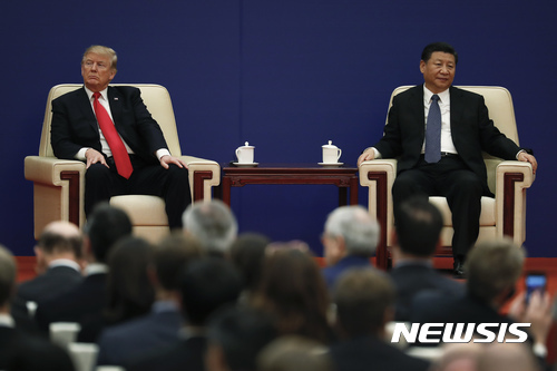 도널드 트럼프 미국 대통령이 9일 중국 베이징 인민대회당에서 열린 미중 기업인 행사에 시진핑 국가주석과 함께 참석해 서로 다른 방향을 바라보고 있다. 2017.11.09 (출처: 뉴시스)