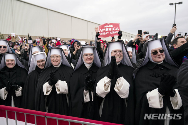 [워싱턴=AP/뉴시스]도널드 트럼프 미국 대통령이 1일(현지시간) 미 미시간주 워싱턴의 미시간 스포츠 스타 공원 선거유세장에 도착하자 수녀들을 비롯한 지지자들이 환호하고 있다.