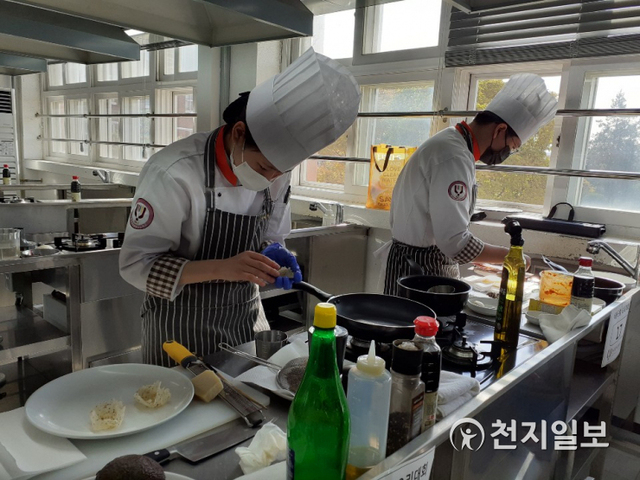 양주시가 지난달 30일 한국외식과학고등학교에서 식용곤충을 활용한 ‘제6회 식용곤충요리대회’를 개최해 학생들이 요리를 하고 있다. (제공: 양주시) ⓒ천지일보 2020.11.2