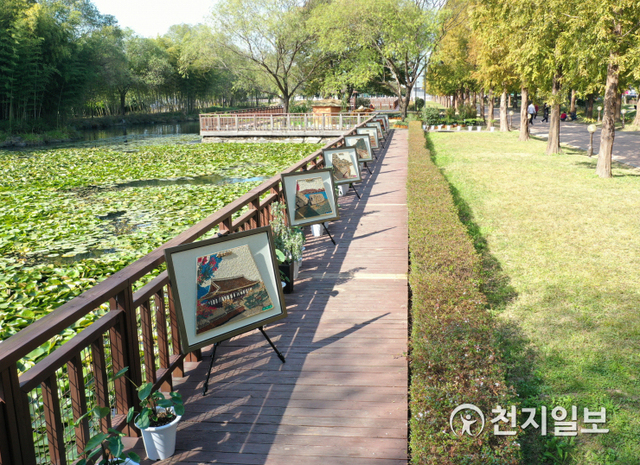 올해 대규모 국제행사인 진주국제농식품박람회가 코로나19로 취소된 가운데 3일 토종농산물 종자전시회가 비대면 온라인으로 열리고 있다. 진주시 비대면 온라인 종자전시회에서 진행자들이 토종 농산물인 코끼리 마늘을 들어보이고 있다. 영상으로 만나는 토종 종자 잡곡류 전시. 다양한 토종작물과 종자를 한 눈에 볼 수 있는 종자판. 영상으로 만나는 토종 종자 열매류,견과류 전시. 사진은 씨앗으로 그린 진주갤러리 전시. (제공: 진주시) ⓒ천지일보 2020.11.3