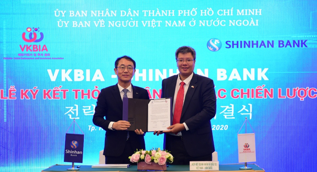 신한은행(은행장 진옥동)의 베트남 현지법인인 신한베트남은행이 3일 베트남 호치민에서 베트남 주요 경제협력기구인 VKBIA와 한국∙베트남 비즈니스 협력 강화를 위한 업무협약을 체결한 가운데 기념사진을 찍고 있다. (제공: 신한은행)