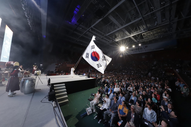 ㈔대한사랑이 지난해 10월 2일 오후 2시부터 서울 잠실에 위치한 올림픽공원 內 올림픽홀에서 역사광복에 뜻을 같이하는 국민들과 함께 국민대축제를 개최한 모습 (제공: ㈔대한사랑)