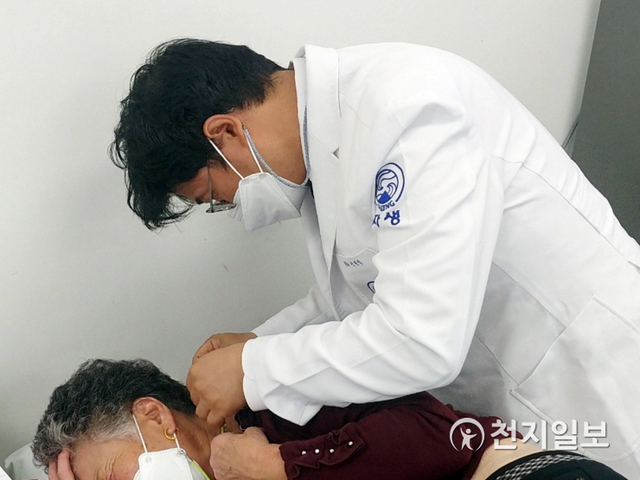 잠실자생한방병원 신민식 병원장이 지역 노인에게 침 치료를 실시하고 있다 (제공: 자생한방병원) ⓒ천지일보 2020.11.5