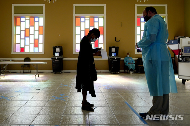 [내슈빌=AP/뉴시스]미 대선 투표일인 3일(현지시간) 미 테네시주 내슈빌의 한 교회에 마련된 투표소에서 한 여성이 투표 순서를 기다리고 있다.