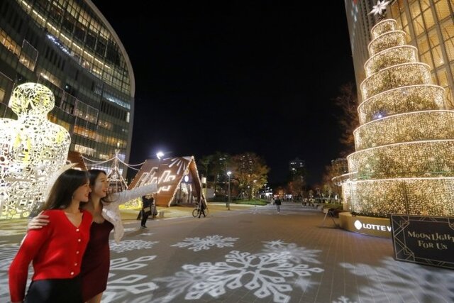 롯데월드타워 아레나광장에서 4000여개의 디지털 눈꽃과 별빛이 쏟아지는 미디어 쇼가 펼쳐지고 있다. (제공: 롯데물산)