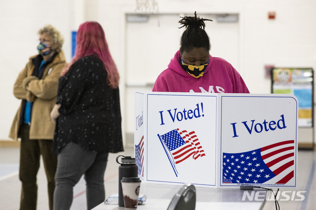 [컬럼비아=AP/뉴시스] 미국 대선 당일인 3일(현지시간) 사우스캐롤라이나주 컬럼비아에 있는 투표소의 모습.