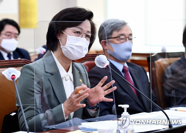 추미애 법무부 장관이 5일 서울 여의도 국회에서 열린 법제사법위원회 전체회의에서 답변하고 있다. (출처: 연합뉴스)