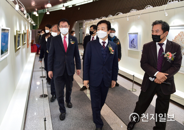 5일 능력개발원 1층에서 조규일 시장을 비롯한 이상영 시의회 의장, 시의원, 문화예술인들이 참석한 가운데 ‘너우니 갤러리 개관식’이 열리고 있다. (제공: 진주시) ⓒ천지일보 2020.11.5