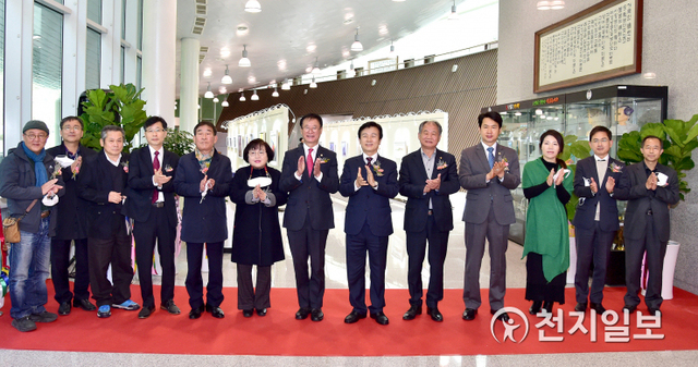 5일 능력개발원 1층에서 조규일 시장을 비롯한 이상영 시의회 의장, 시의원, 문화예술인들이 참석한 가운데 ‘너우니 갤러리 개관식’이 열리고 있다. (제공: 진주시) ⓒ천지일보 2020.11.5