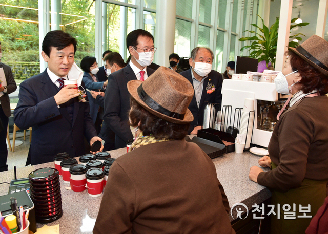 5일 능력개발원 1층에서 열린 ‘실버카페 ‘Re_봄 개장식’에서 조규일 진주시장을 비롯한 이상영 시의회 의장, 시의원, 문화예술인들이 무료시음회에 참여하고 있다. (제공: 진주시) ⓒ천지일보 2020.11.5