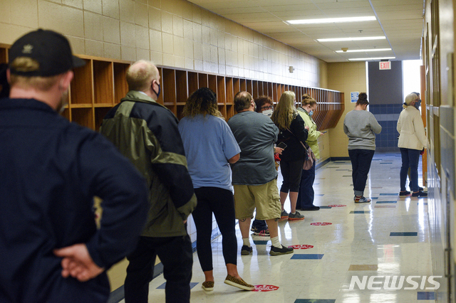 3일(현지시간) 미국 사우스다코타주 수 폴즈 선거사무소에서 유권자들이 투표를 하기 위해 줄을 서 있다. (출처: 뉴시스)