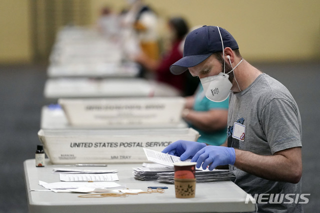 4일(현지시간) 미국 일리노이주 랭커스터 컨벤션센터에서 관리들이 개표를 위해 우편투표를 준비하고 있다. (출처: 뉴시스)