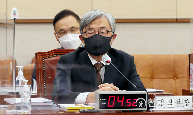 [천지일보=박준성 기자] 최재형 감사원장이 15일 서울 여의도 국회에서 열린 법제사법위원회 감사원 등에 대한 국정감사에서 의원들의 질의에 답하고 있다. (제공: 국회) ⓒ천지일보 2020.10.15