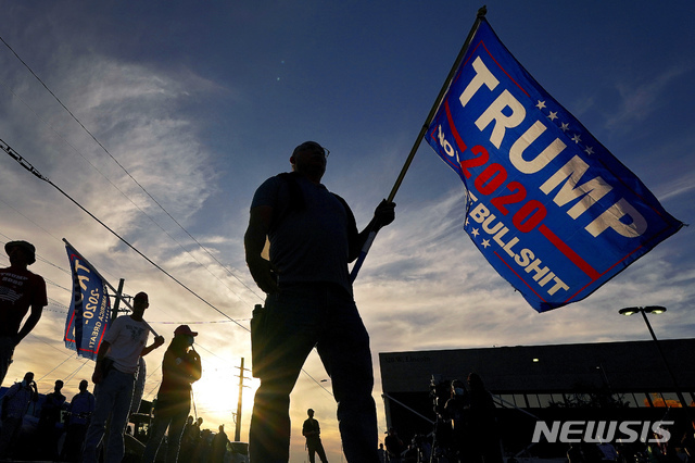 [피닉스=AP/뉴시스]5일(현지시간) 미 애리조나주 피닉스에서 대선 투표 집계가 진행 중인 마리코파 카운티 투표소 앞에서 트럼프 대통령 지지자들이  트럼프 지지 깃발을 들고 모여 있다.