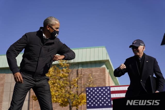 버락 오바마 전 대통령(왼쪽)이 31일(현지시간) 미시간주 플린트에서 진행된 조 바이든 민주당 대선후보 공동 유세에서 바이든후보와 팔꿈치 인사를 하고 있다(출처: 뉴시스)