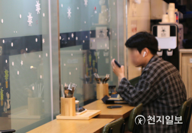 [천지일보=손지하 기자] 서울 동작구 노량진역 근처 식당에서 한 시민이 홀로 식사를 하고 있는 모습. ⓒ천지일보 2020.9.30