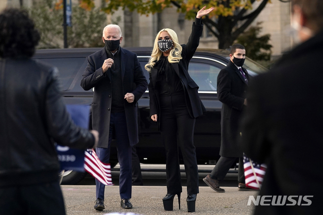조 바이든(왼쪽) 미 민주당 대선 후보가 2일(현지시간) 펜실베이니아주 피츠버그의 한 광장에서 가수 레이디 가가와 함께 피츠버그대 학생들을 만나고 있다(출처: 뉴시스)