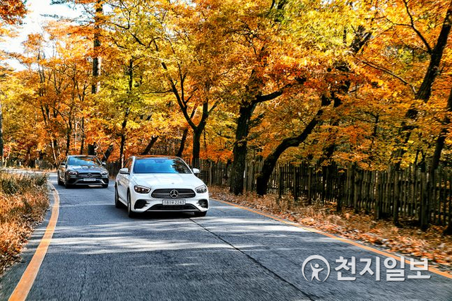 메르세데스-벤츠 코리아가 지난달 13일 ‘더 뉴 E-클래스’ 10세대 부분변경 모델을 출시했다. 신형 E 클래스는 더욱 다이내믹해진 외관디자인, 고급스러운 소재와 다채로운 첨단 기능의 조화, 강력하고 효율적인 파워트레인, 진화된 첨단 주행 보조 시스템 등을 갖춘 것이 특징이다. (제공: 메르세데스-벤츠 코리아) ⓒ천지일보 2020.11.9