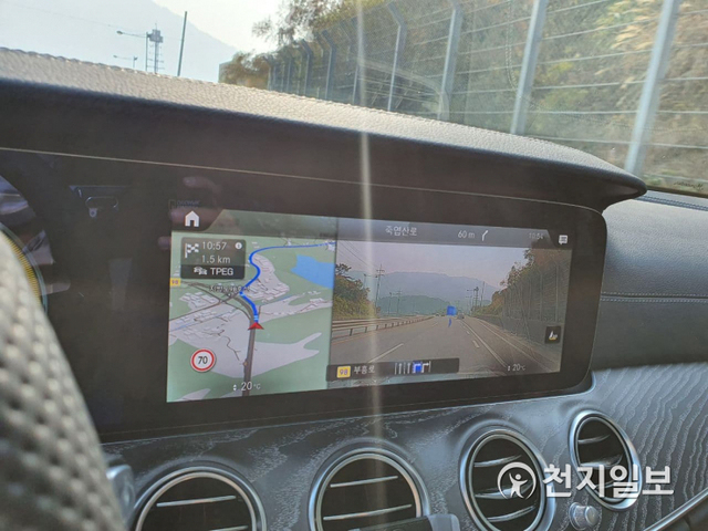 [천지일보=김정필 기자] 더 뉴 메르세데스-벤츠 E 350 4MATIC AMG에 탑재된 MBUX 증강현실(AR) 내비게이션. 사진 오른쪽 화면에 파란색 화살표가 주행 방향을 알려주고 있다. ⓒ천지일보 2020.10.27