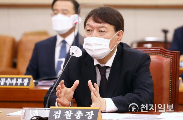 [천지일보=박준성 기자] 윤석열 검찰총장이 22일 서울 여의도 국회에서 열린 법제사법위원회의 대검찰청에 대한 국정감사에서 의원들의 질의에 답변하고 있다. (제공: 국회) ⓒ천지일보 2020.10.22
