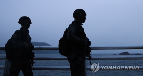 24일 오전 인천 옹진군 대연평도에서 해병대원들이 비가 내리는 날씨에 해안 순찰을 하고 있다. (출처: 연합뉴스)
