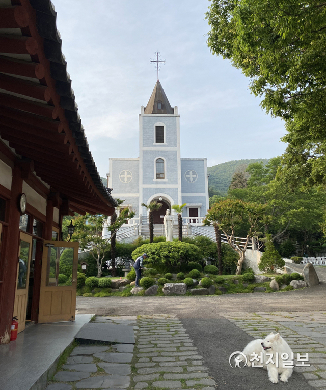 왼쪽의 기와지붕으로 된 강당 건물과 야트막한 언덕에 자리한 서양식 교회당이 이색적인 조화를 이룬다. (제공: 진주시) ⓒ천지일보 2020.11.9