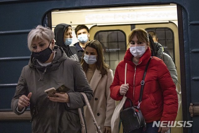20일(현지시간) 러시아 모스크바의 한 지하철 역에서 마스크를 쓴 승객들이 열차에서 내리고 있다. 모스크바 당국은 코로나19 확산으로 노인들에게 집에서 자가 격리할 것을 권고하고 고용주들은 직원의 30%를 재택근무하도록 명령했으며 6~11학년 학생들은 11월 2일까지 온라인 수업을 하도록 조처했다. 러시아의 코로나19 누적 확진자 수는 141만 5316명, 사망자는 2만 4366명으로 집계됐다. 2020.10.20. (출처: 뉴시스)