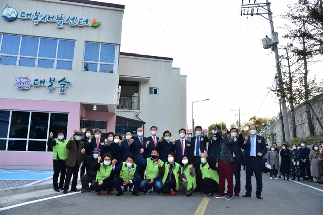 9일 오후 비봉지구에서 조규일 진주시장과 이상영 시의회 의장, 박성용 LH 균형발전본부장을 비롯해 비봉새뜰사회적협동조합 이사장, 마을주민들이 참석한 가운데 주민커뮤니티센터 ‘대봉새뜰센터’ 준공식이 열리고 있다. (제공: 진주시) ⓒ천지일보 2020.11.9