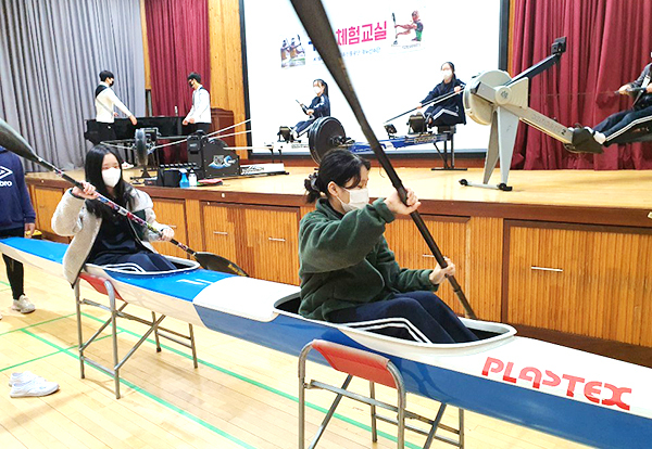 서울 석촌중학교 학생들이 카누에 승선해 패들사용법과 에르고메타에 앉아 카누조법훈련을 하고 있다. (제공: 국민체육진흥공단) ⓒ천지일보