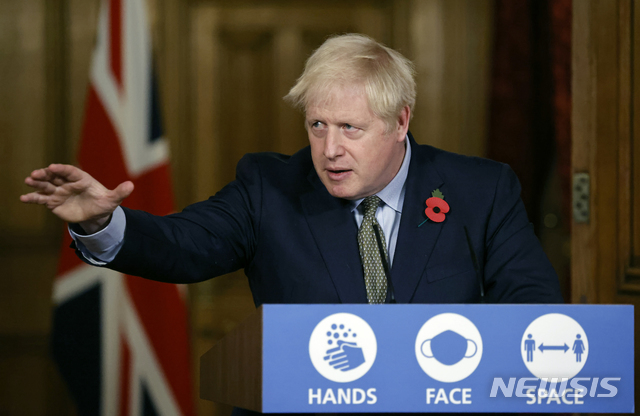 [런던=AP/뉴시스]보리스 존슨 영국 총리가 9일(현지시간) 런던 다우닝가 10번지에서 신종 코로나바이러스 감염증(코로나19) 관련 기자회견을 하고 있다. 2020.11.12.