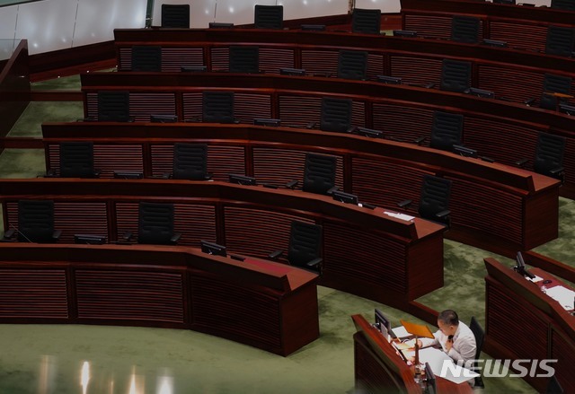 12일 홍콩 입법회에서 범민주 의원들의 빈자리가 눈에 띈다. 전날 홍콩 정부가 야권 의원 4명을 해임하자 범민주파 의원 15명이 이들과 연대해 전원 사퇴했다. (출처: 뉴시스)