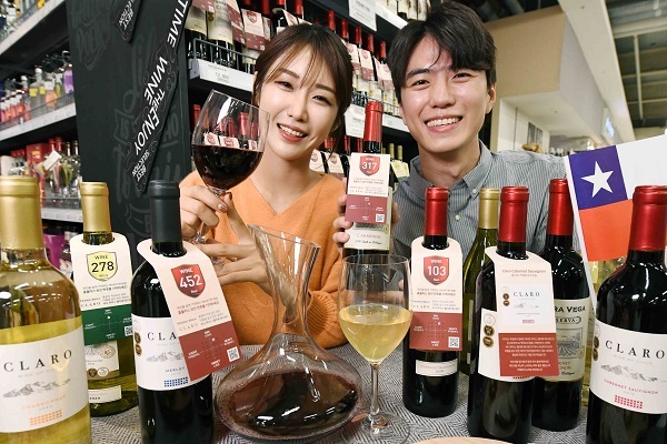 모델들이 12일 서울 등촌동 홈플러스 강서점에서 ‘비냐 루이스 펠리페 에드워드’ 와인 10종을 선보이고 있다. (제공: 홈플러스)