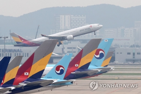 인천국제공항에 대한항공과 아시아나항공기의 여객기가 나란히 서있다. (출처: 연합뉴스)