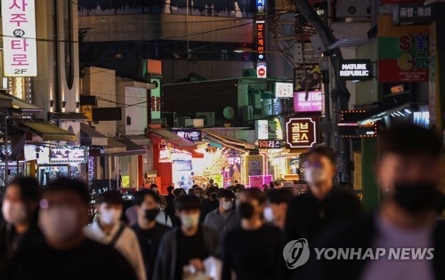 (서울=연합뉴스) 신종 코로나바이러스 감염증(코로나19) 대응을 위한 사회적 거리 두기가 1단계로 완화되고 첫 주말이 시작된 16일 밤 서울 마포구 홍대축제거리에서 시민들이 오가고 있다.