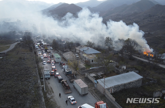 자신의 집을 불태우는 나고르노-카라바흐의 아르메니아 주민 (출처: 뉴시스)