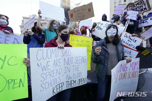 14일 뉴욕시에서 학생과 학부모들이 빌 더블라지오 시장에게 학교 수업지속을 요구하는 시위에 나서고 있다. (출처: 뉴시스)