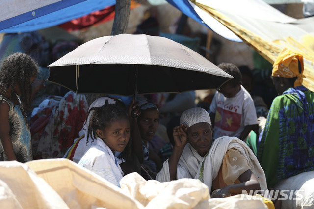 14일(현지시간) 에티오피아 티 그레이 지역에서 온 난민들이 수단 함다 예트에있는 UNCHR센터에서 등록을 기다리고 있다. 2020.11.15 (출처: 뉴시스)