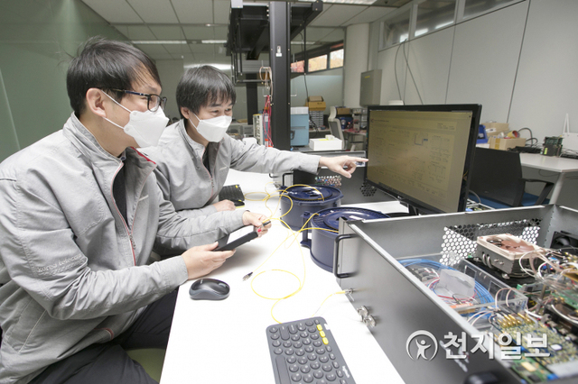 서울 서초구 KT연구개발센터에서 KT 연구원이 양자 채널 자동 절체 복구 기술을 시험하고 있다. (제공: KT) ⓒ천지일보 2020.11.16