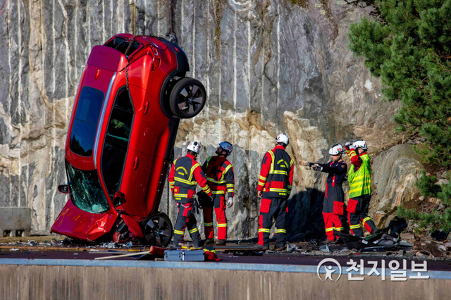 볼보자동차가 극단적인 충돌 상황에서 승객을 안전하게 보호 및 구출하기 위한 메뉴얼 마련을 위해 충돌 테스트를 진행했다고 16일 밝혔다. (제공: 볼보자동차) ⓒ천지일보 2020.11.16